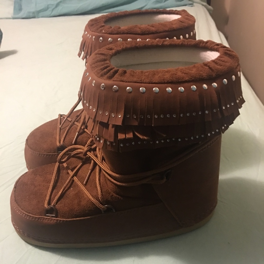 Moon boots size 10